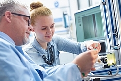 Eine Frau und ein Mann arbeiten konzentriert in einem medizinischen Labor