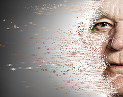 Rechts Gesichtshälfte eines Mannes verwischt zur Seite und löst sich futuristisch auf. Hintergrund ist ein grau-weißer Farbverlauf.