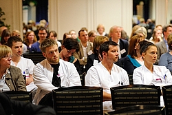 Kongressteilnehmer Gesundheitswirtschaft hören einem Vortrag zu