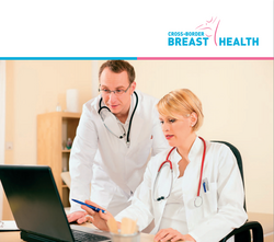 Eine Ärztin und ein Arzt sprechen über etwas auf dem Laptop