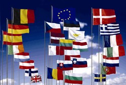 Alle Flaggen der Europäischen Union mit blauem Himmel im Hintergrund